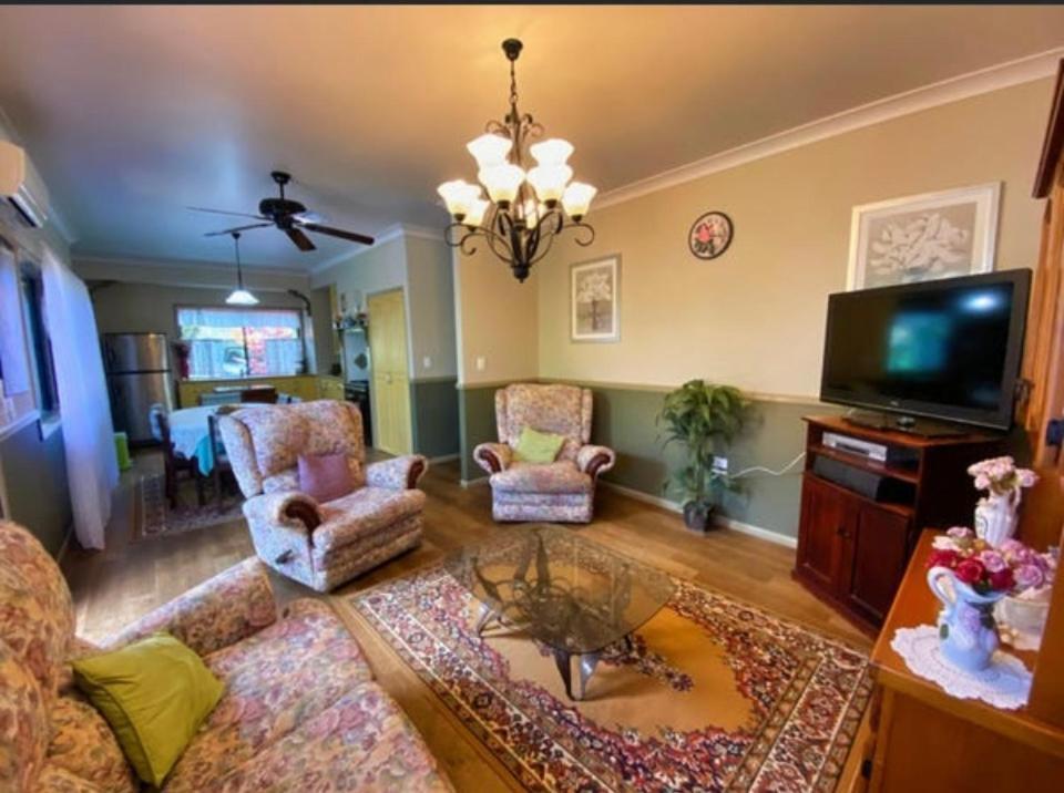 Golden Lace B&B Sarina Exterior photo
